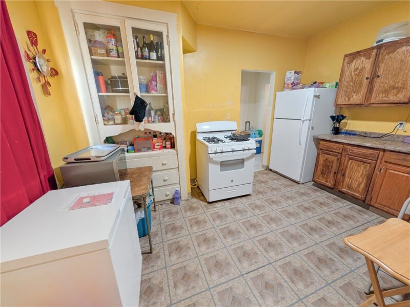 201 Comrie Ave — photo 5