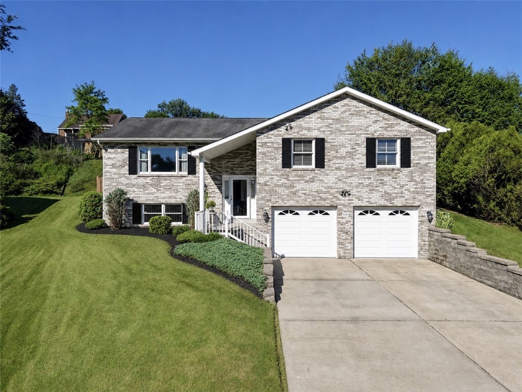 209 Falcon Ridge DRIVE — photo 1