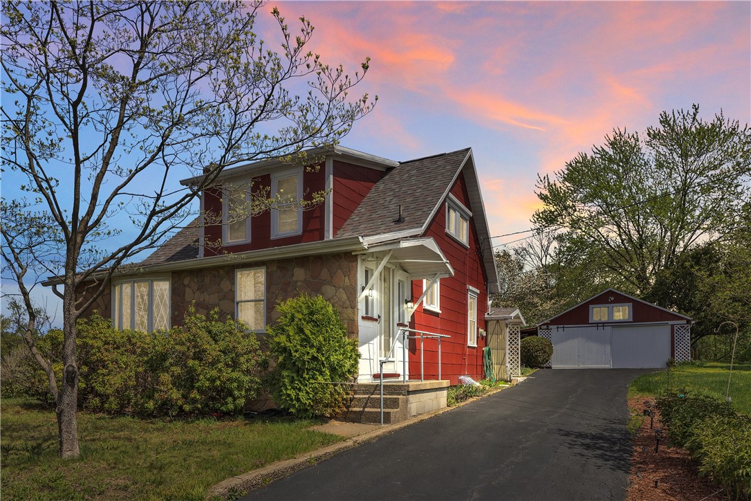 208 Center St — photo 1