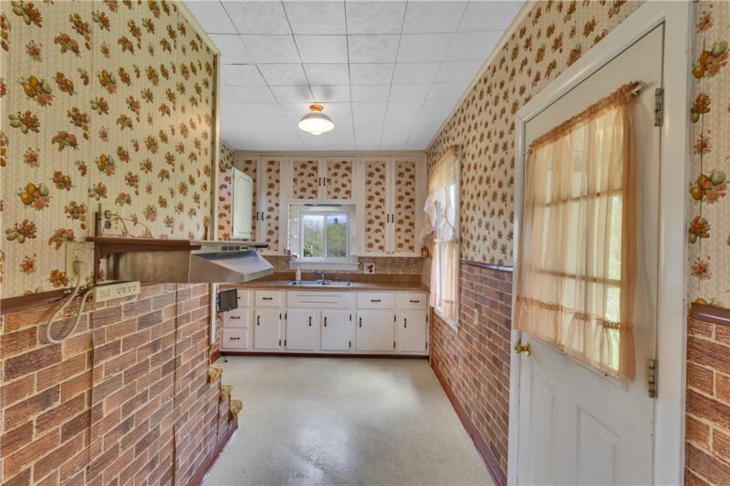 208 Center St — photo 8