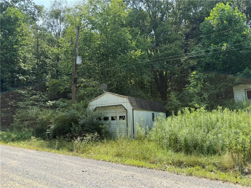 389 W Bellport Road — photo 2