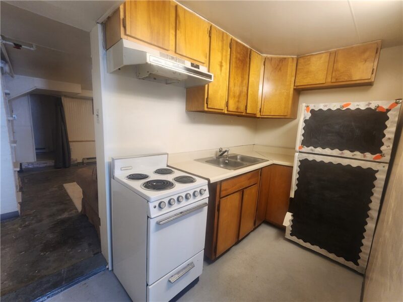 670 Park St — photo 3
