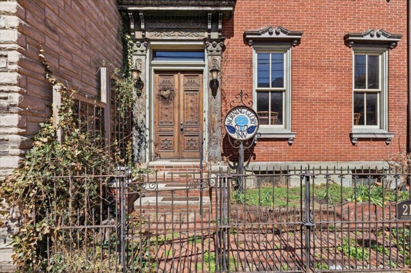2119 Sarah STREET — photo 2