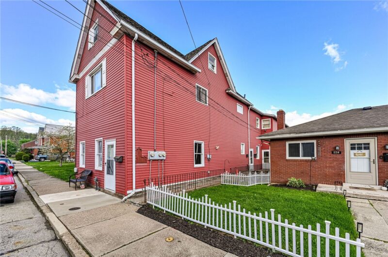 222 Adrian Ave — photo 4