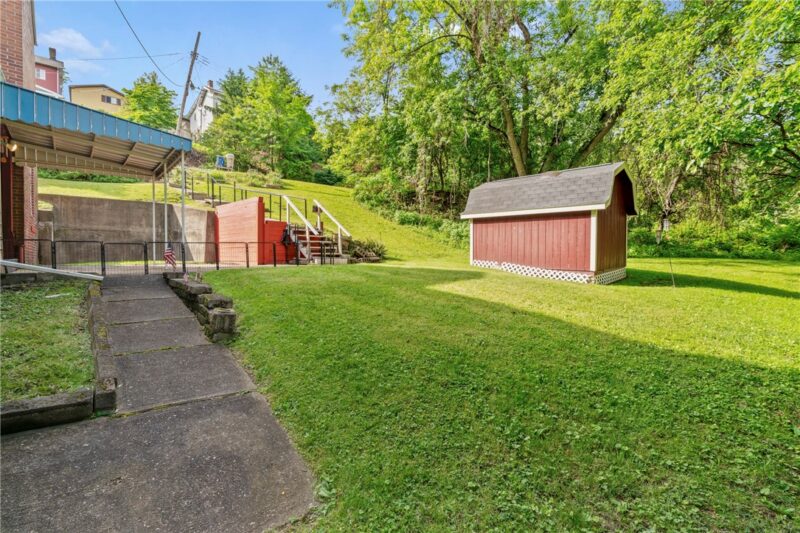 555 Hazelwood Ave — photo 2