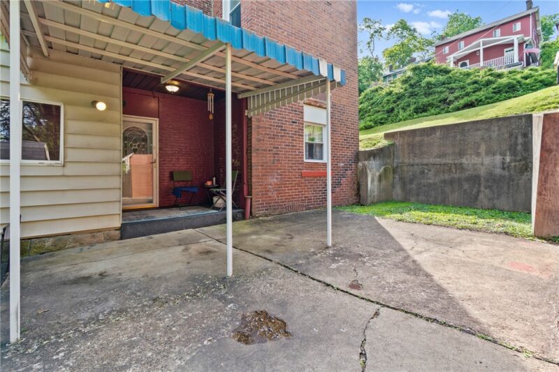555 Hazelwood Ave — photo 3