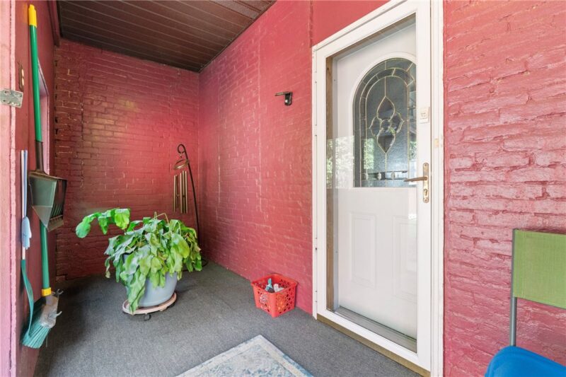555 Hazelwood Ave — photo 4