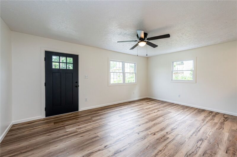 305 Victoria Drive — photo 4