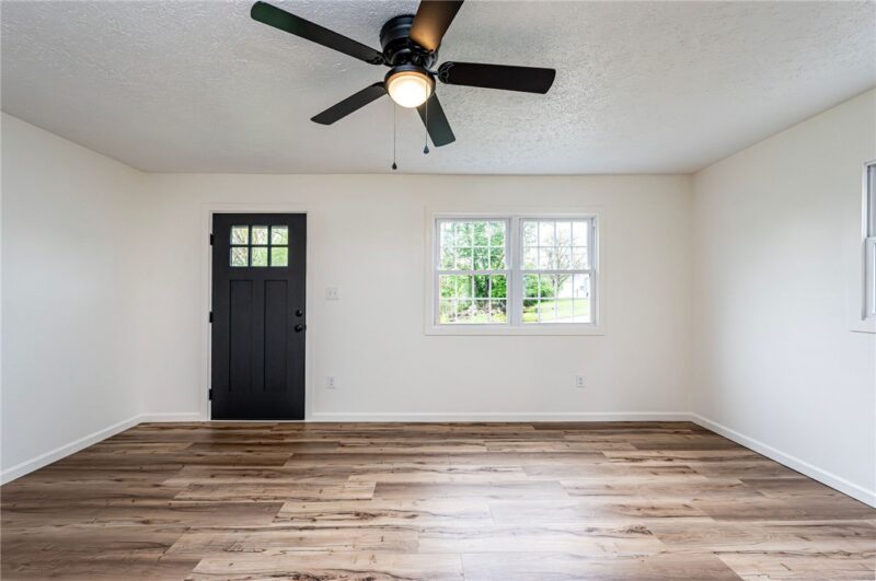 305 Victoria Drive — photo 5