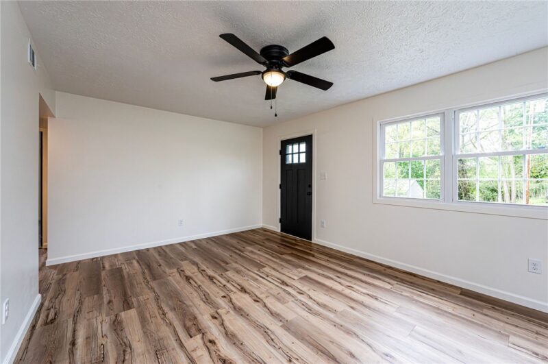 305 Victoria Drive — photo 6