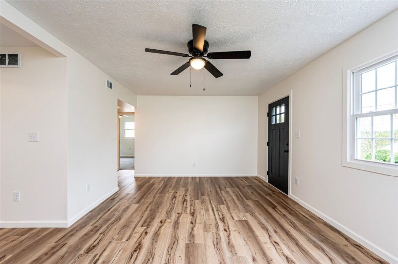 305 Victoria Drive — photo 7