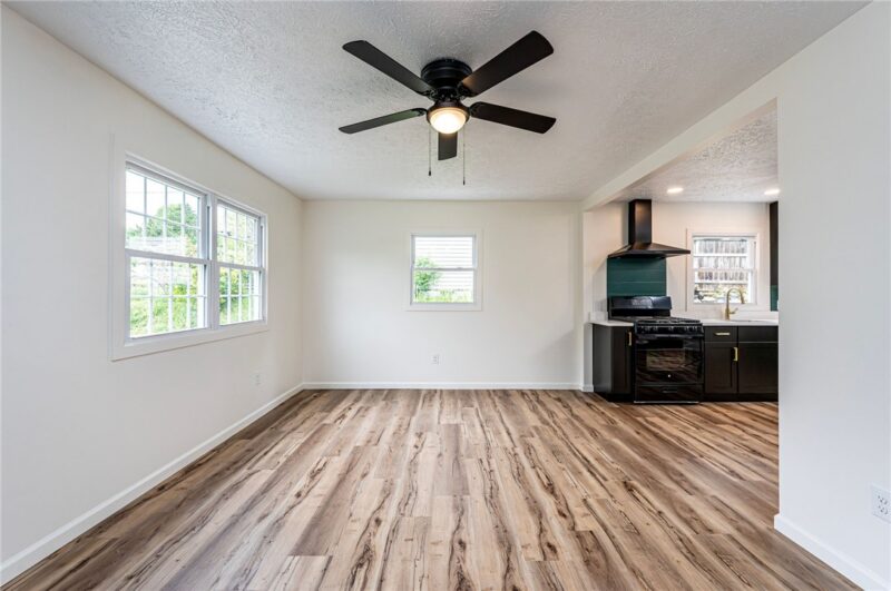 305 Victoria Drive — photo 8