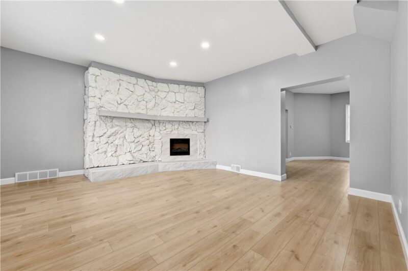 312 W Burgess — photo 6