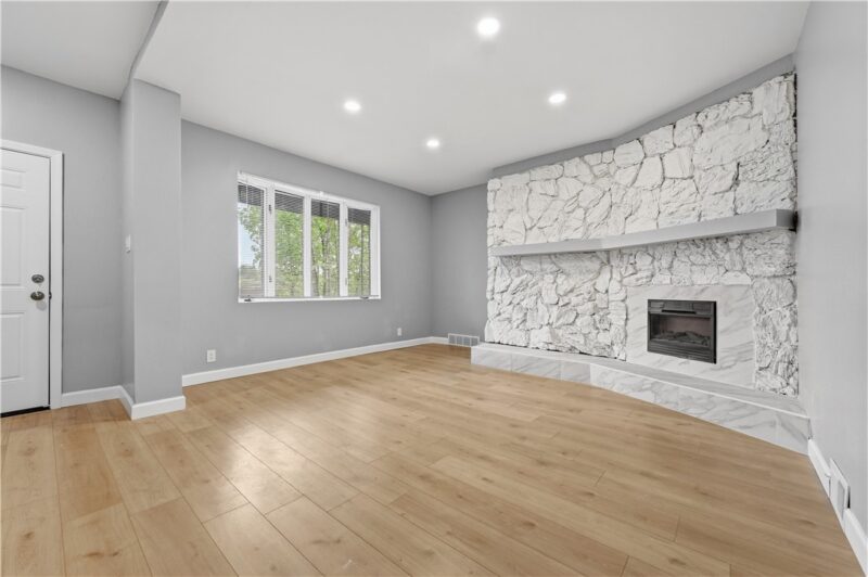 312 W Burgess — photo 7
