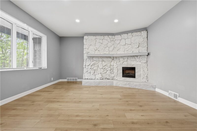 312 W Burgess — photo 8