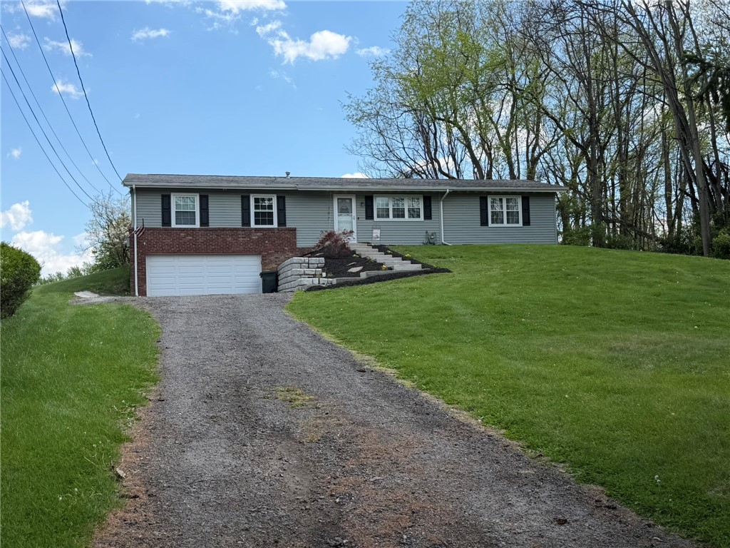 107 W Hillcrest Rd — photo 1
