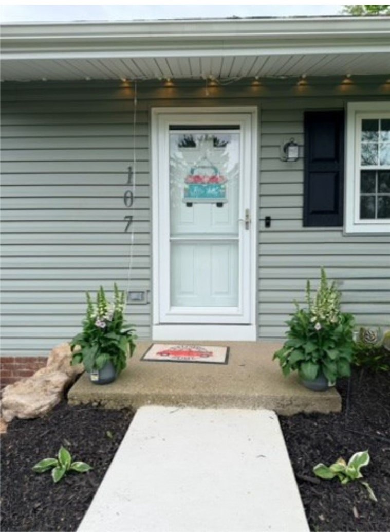 107 W Hillcrest Rd — photo 3