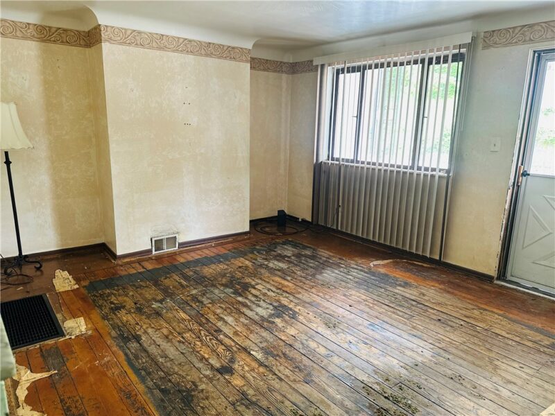 1421 Ridge Ave — photo 2