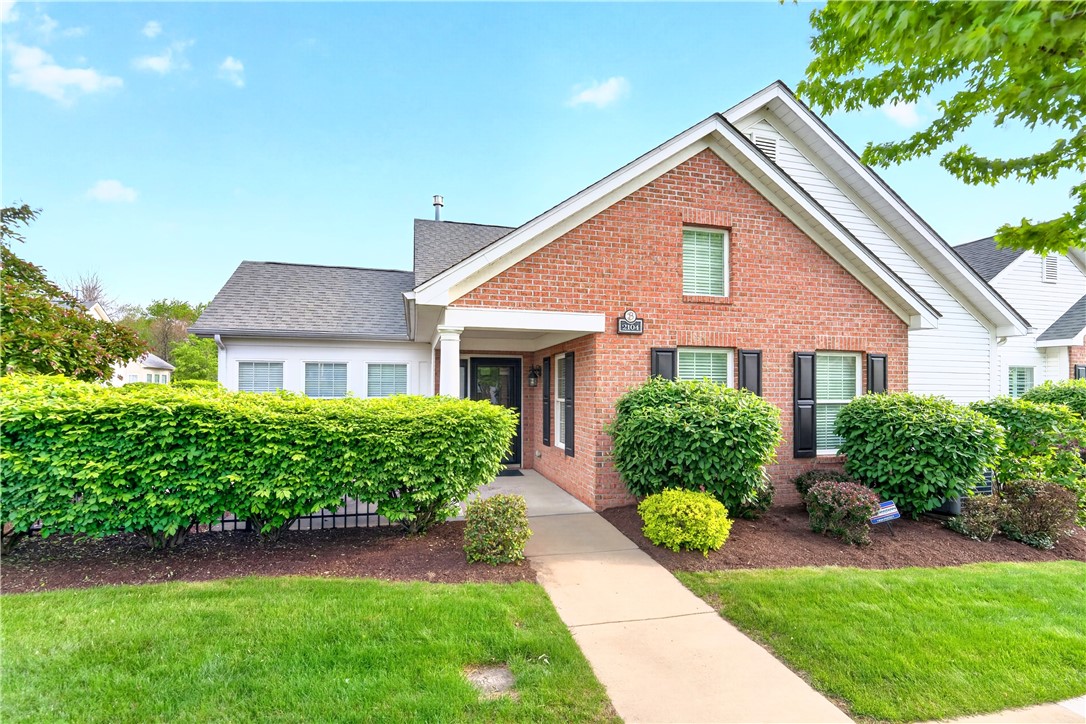 2104 Isleworth Ln — photo 1