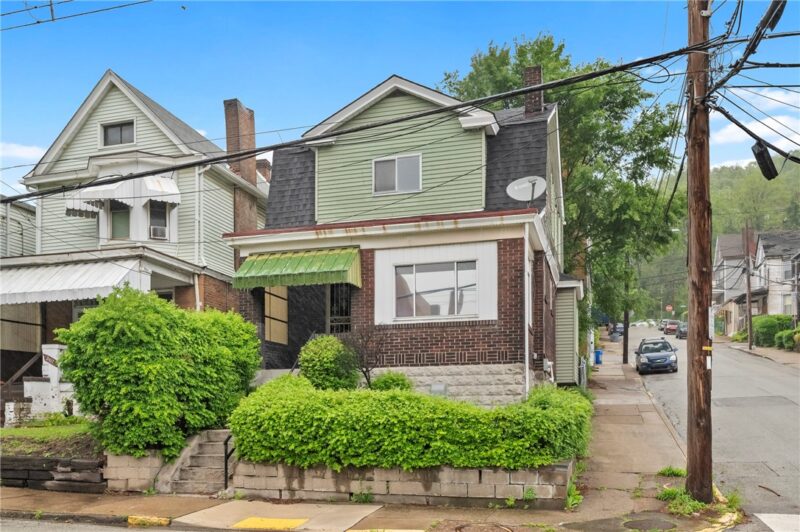 2419 Woodstock Ave — photo 2