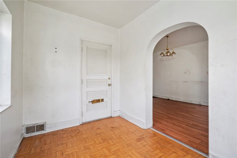 2419 Woodstock Ave — photo 3