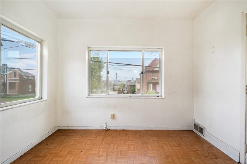 2419 Woodstock Ave — photo 4