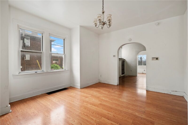 2419 Woodstock Ave — photo 8