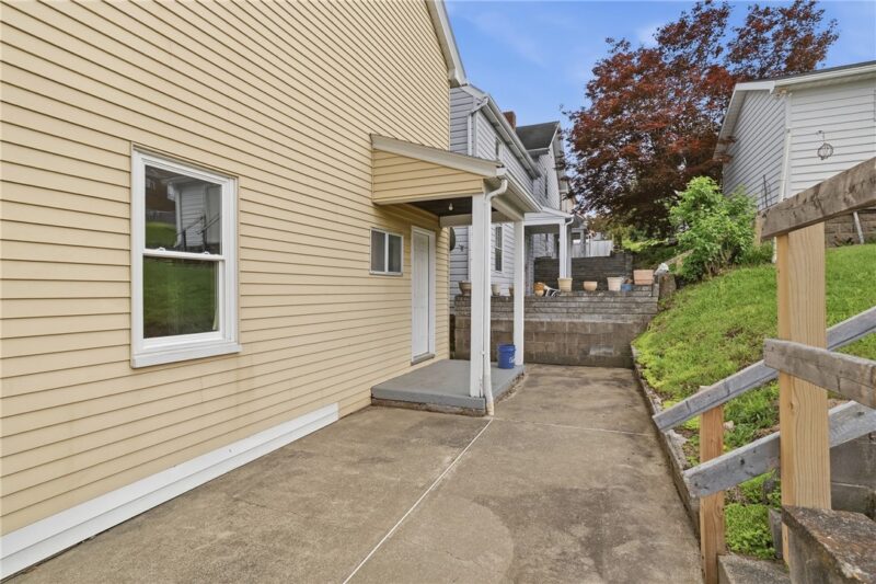 1135 Graham Avenue — photo 3