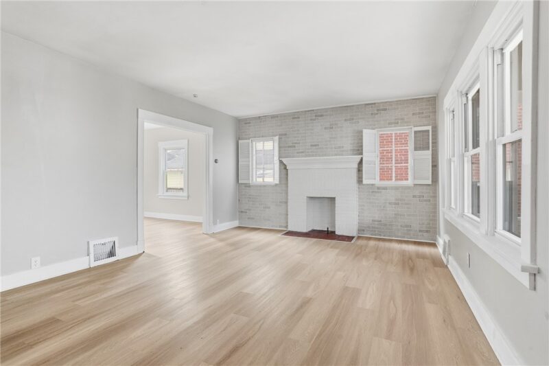 1135 Graham Avenue — photo 8