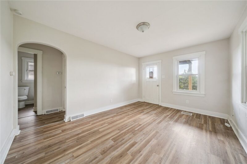 907 Vermont Avenue — photo 2