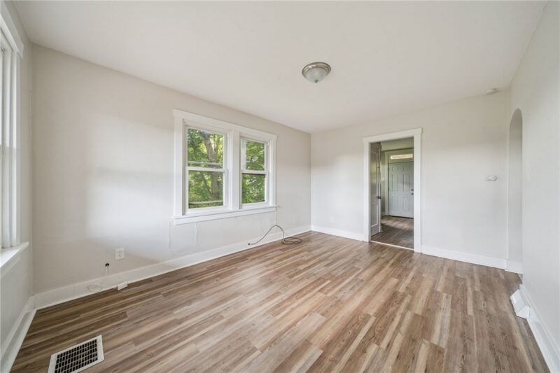 907 Vermont Avenue — photo 3