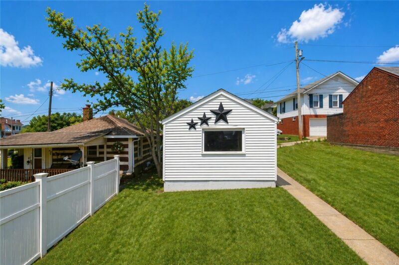 435 Steck — photo 4