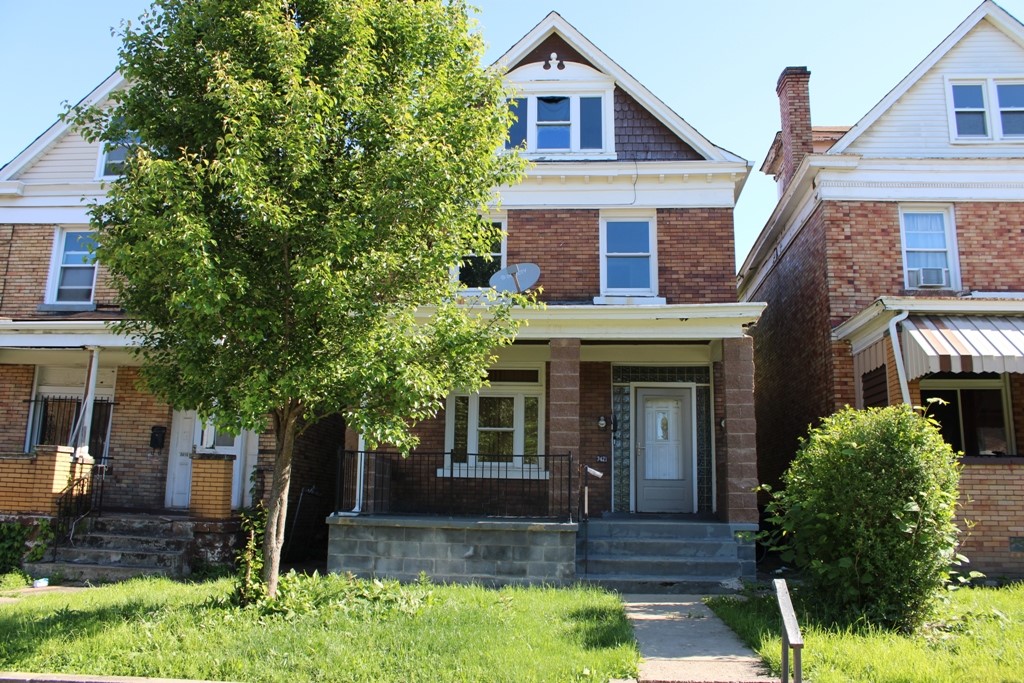 7421 Race St — photo 1