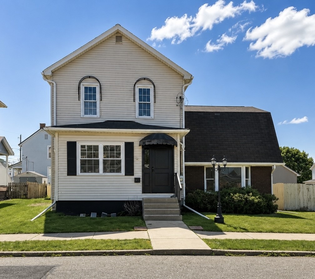 213 College St — photo 1