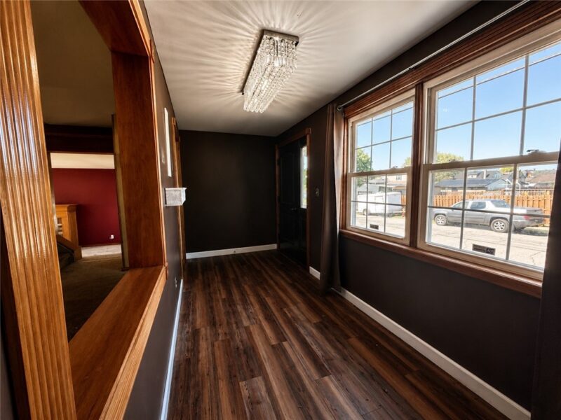 213 College St — photo 3