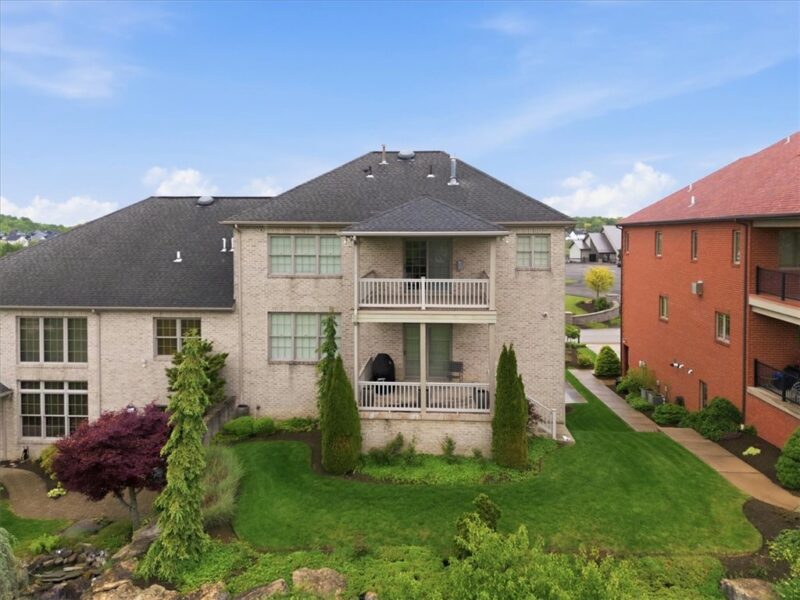 1043 Blackthorne Dr — photo 3