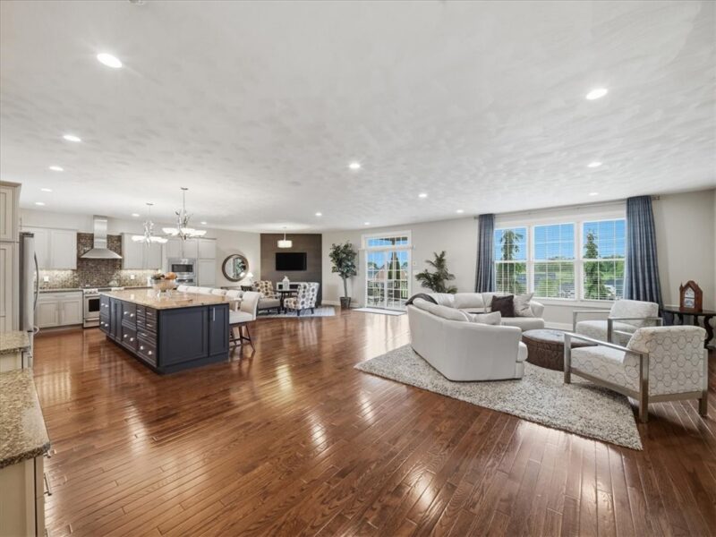 1043 Blackthorne Dr — photo 4
