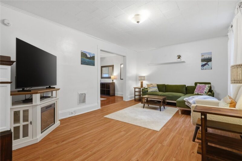 724 Saint Clair Avenue — photo 3