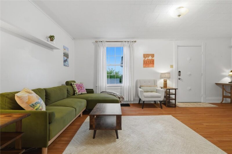 724 Saint Clair Avenue — photo 5