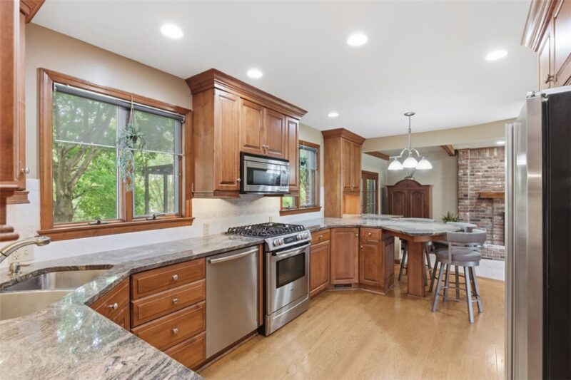 261 Finnin Road — photo 4