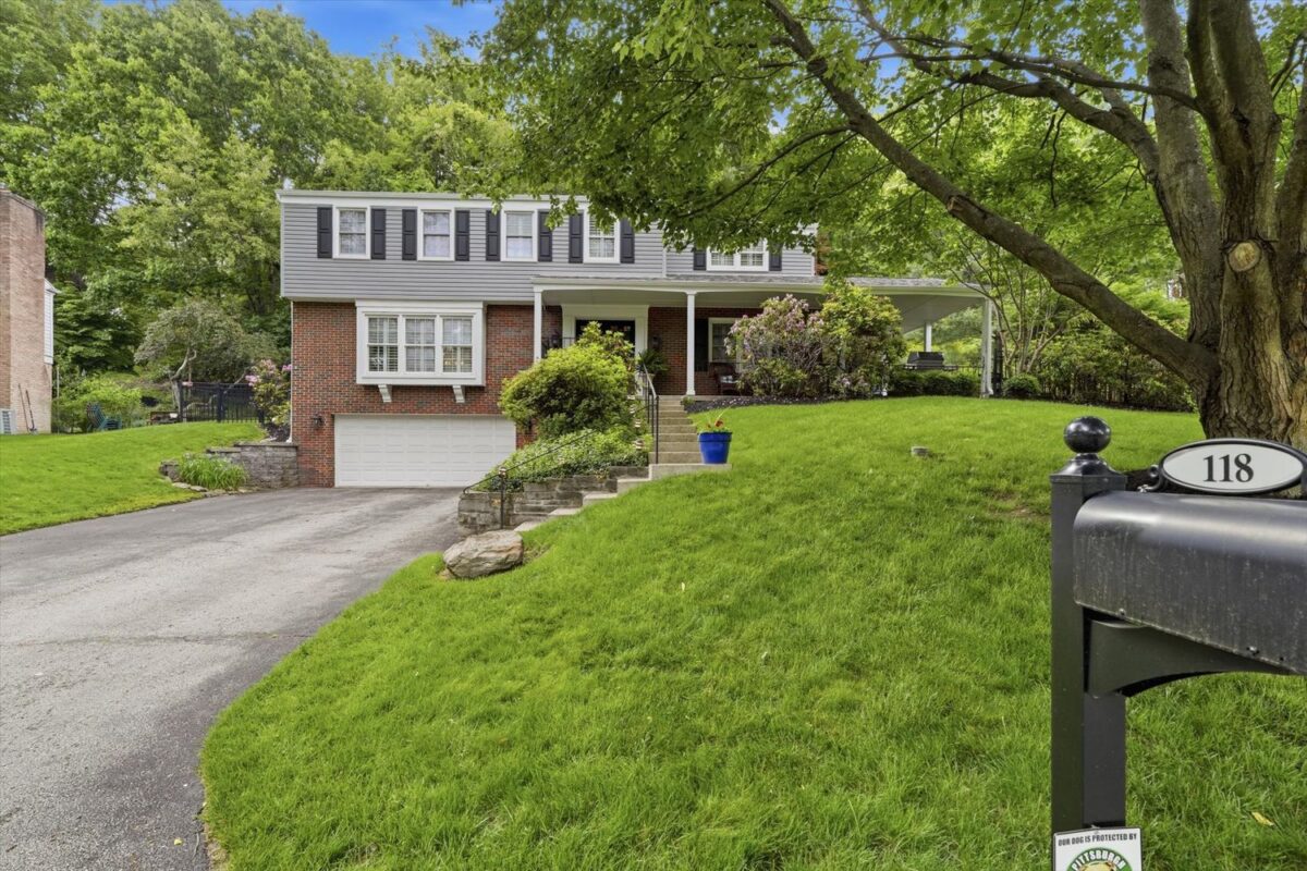 118 Crofton DRIVE — photo 1