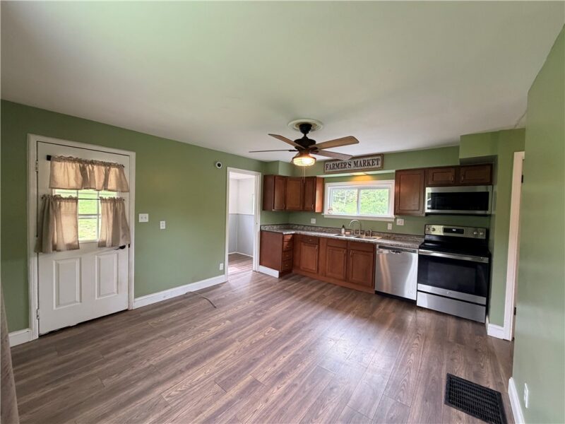 33 Hubbard Rd — photo 4