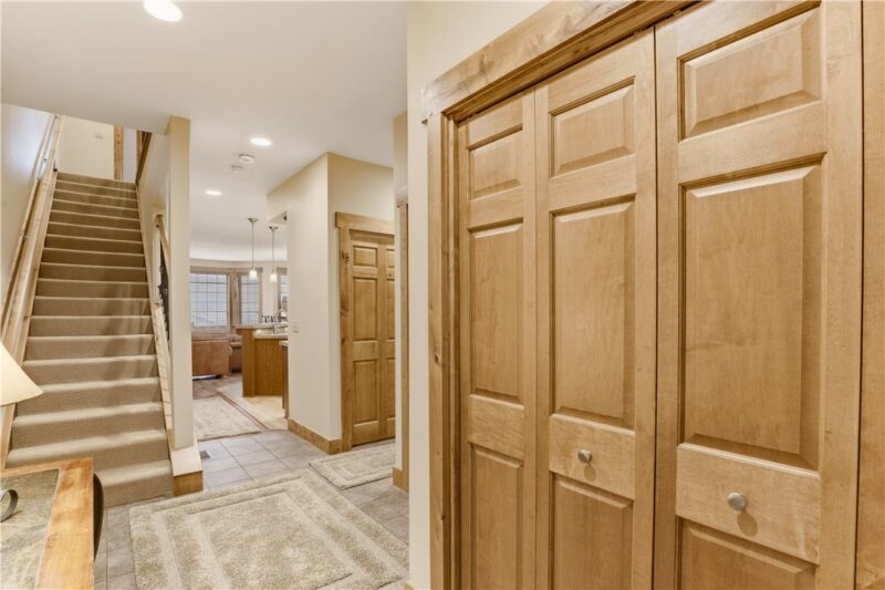 553 Woodside Crescent — photo 3