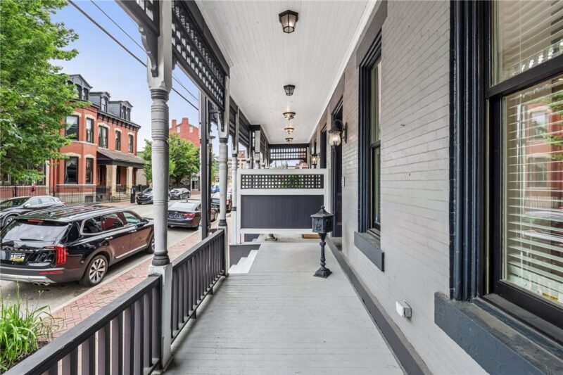 928 Western Ave — photo 3