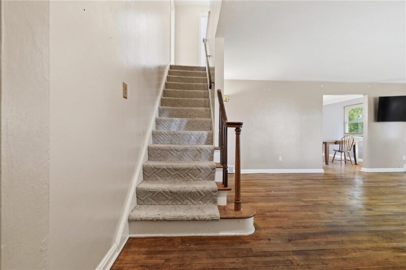 332 Old Farm Rd — photo 2