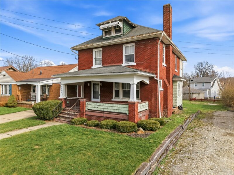 1045 Myrtle Pl — photo 2
