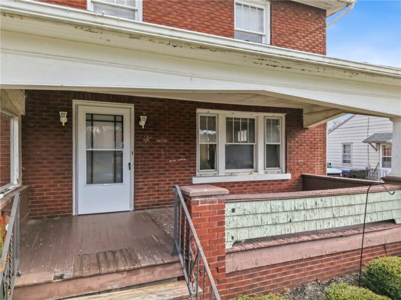 1045 Myrtle Pl — photo 3