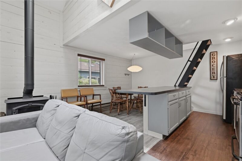 580 Maple Ct — photo 2