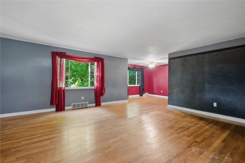 126 Columbia Dr — photo 2