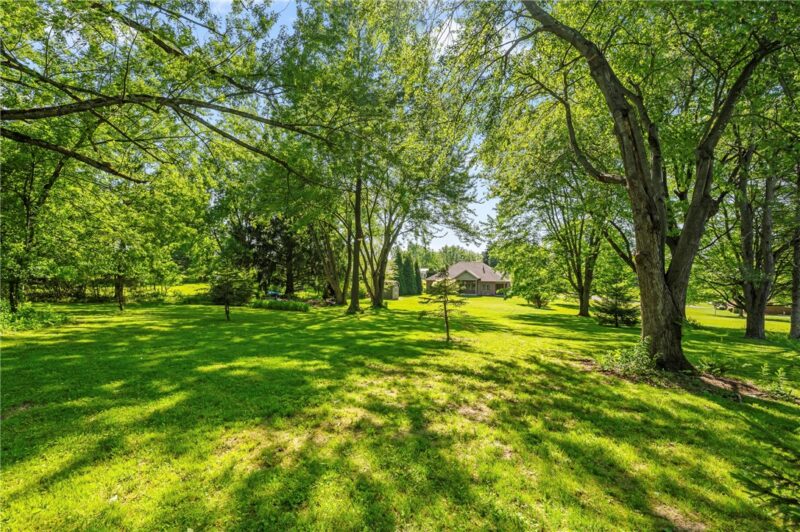 126 Lipinwood Drive — photo 2